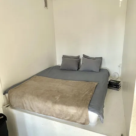아파트 Luminous Studio City With Great Location And Transport Connections *